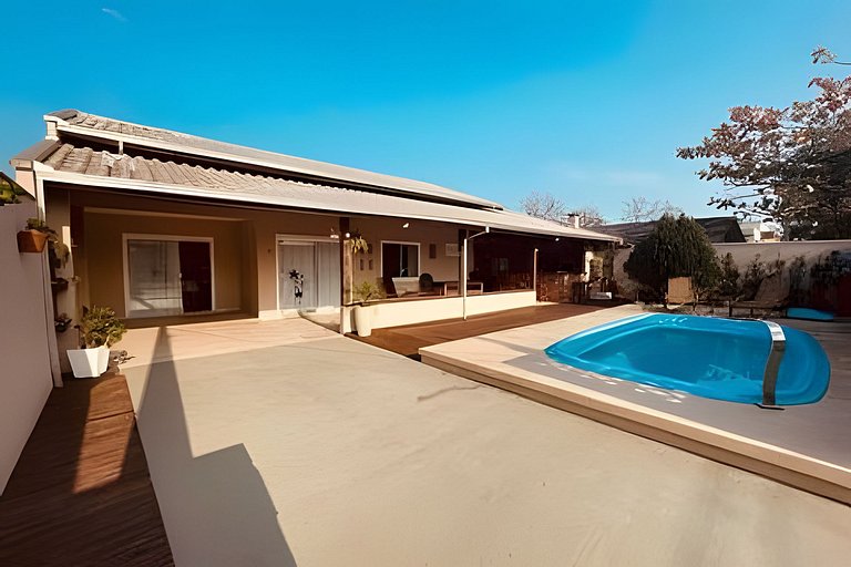 São Francisco do Sul, 900m do mar com piscina