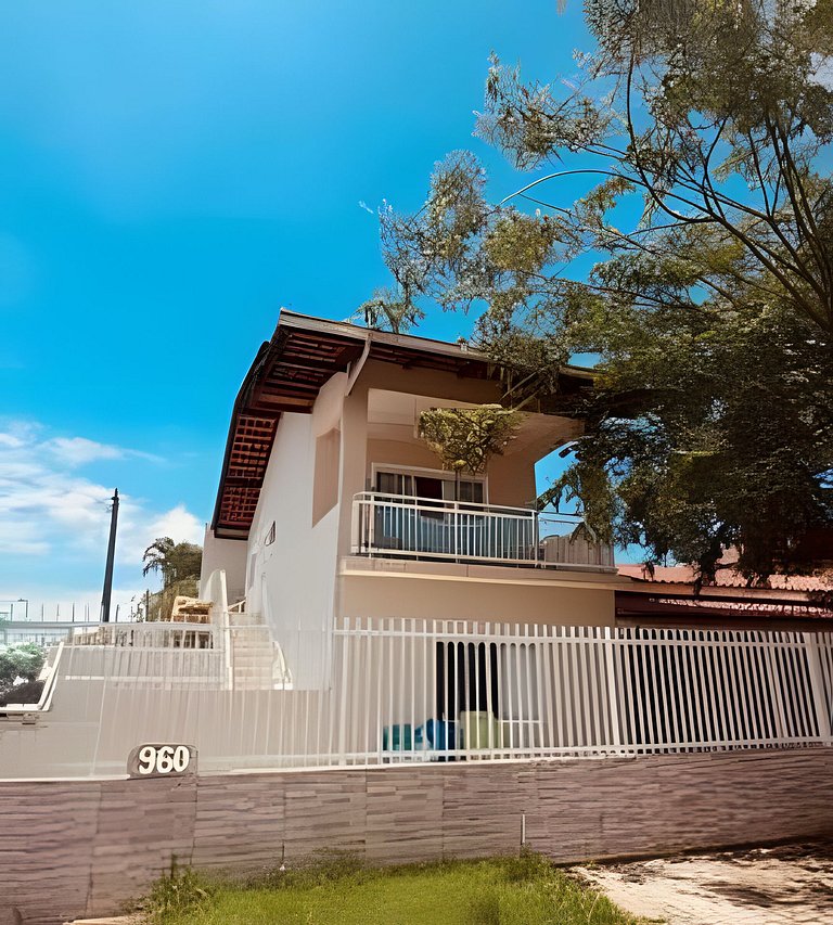 Apto com sacada e rede a 900m da Praia Grande