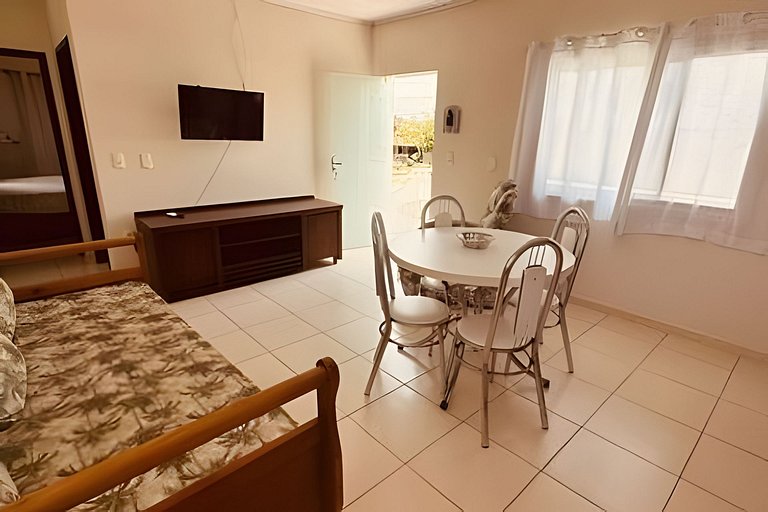 Apto com sacada e rede a 900m da Praia Grande