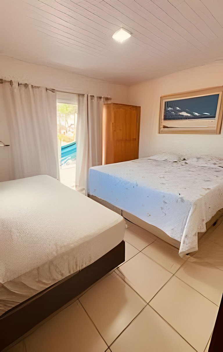 Apto com sacada e rede a 900m da Praia Grande
