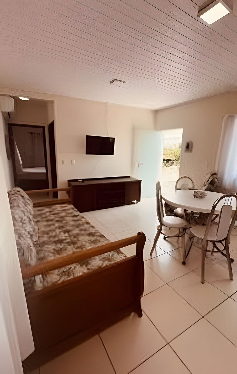 Apto com sacada e rede a 900m da Praia Grande