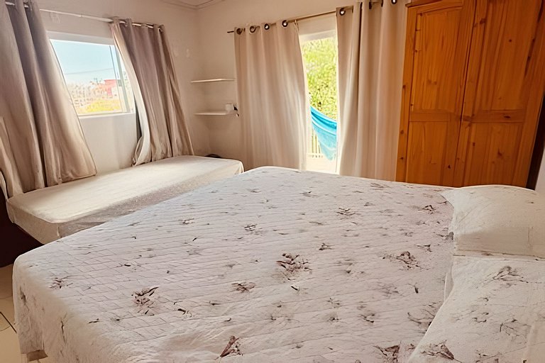 Apto com sacada e rede a 900m da Praia Grande