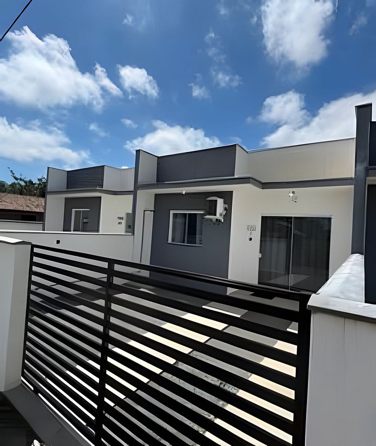 Casa a apenas 950 metros do mar em São Francisco do Sul!